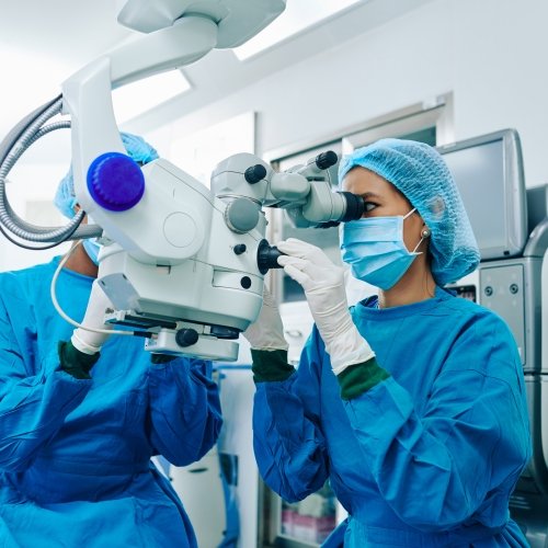Retina surgeon-operating-patient-2021-08-28-14-52-07-utc.jpg